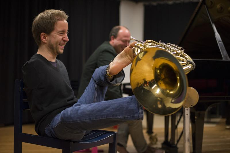 Felix Klieser hält sein Horn mit den Füßen