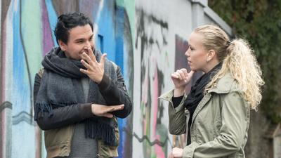 Ein Mann und eine Frau unterhalten sich in Gebärdensprache.