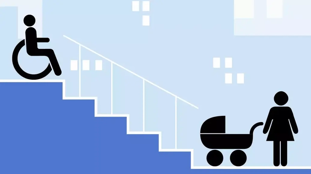 Ein Rollstuhlfahrer und eine Frau mit Kinderwagen stehen vor einer Treppe