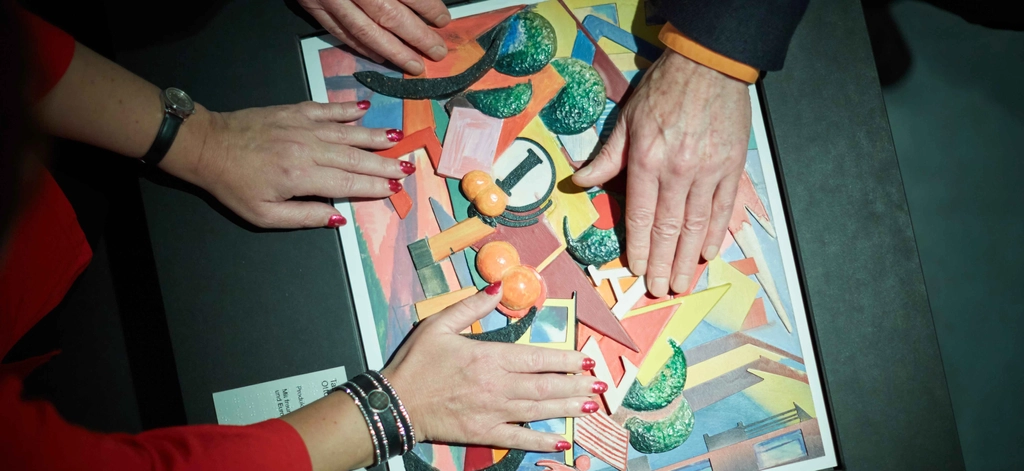 Hände ertasten ein Relief