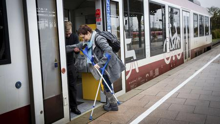 Agnes steigt in die Bahn.