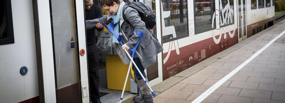 Agnes steigt in die Bahn.