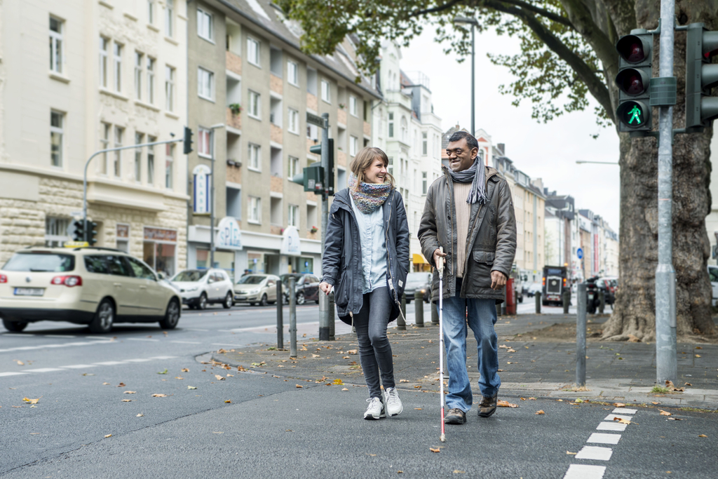 eine frau und ein mann unterhalten sich in gebärdensprache