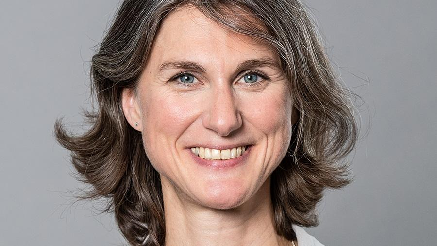 Porträt einer lächelnden Frau mittleren Alters