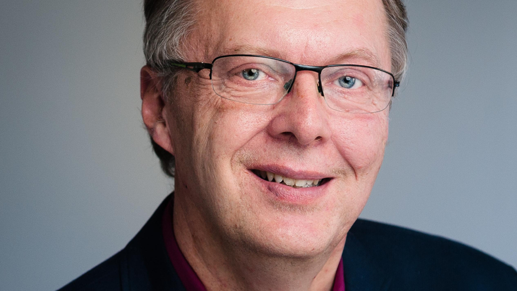 Porträt eines lächelnden Mannes im mittleren Alter