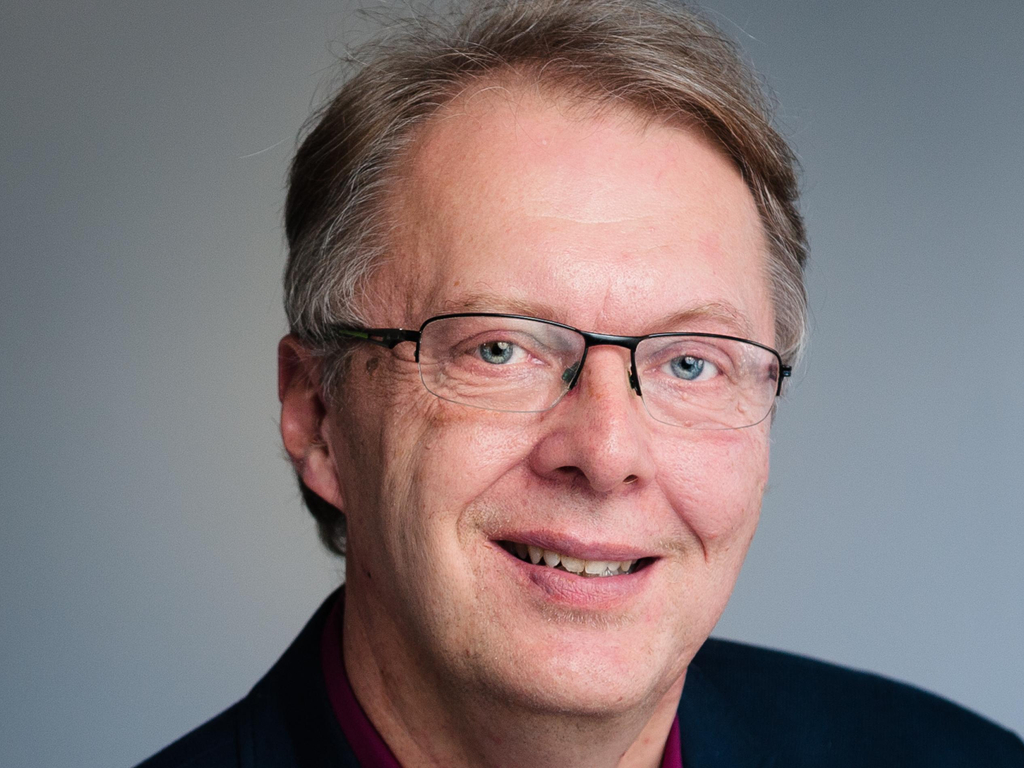 Porträt eines lächelnden Mannes im mittleren Alter