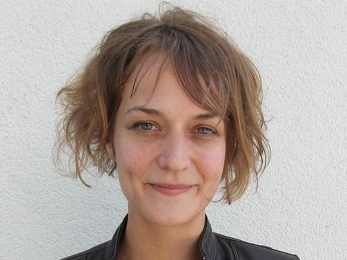 Porträt einer jungen. lächelnden Frau 