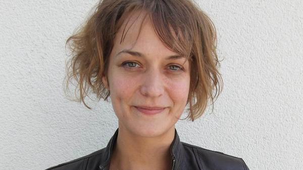 Porträt einer jungen. lächelnden Frau 