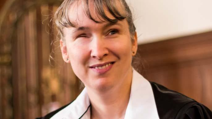 Eine blinde Richterin im Porträt