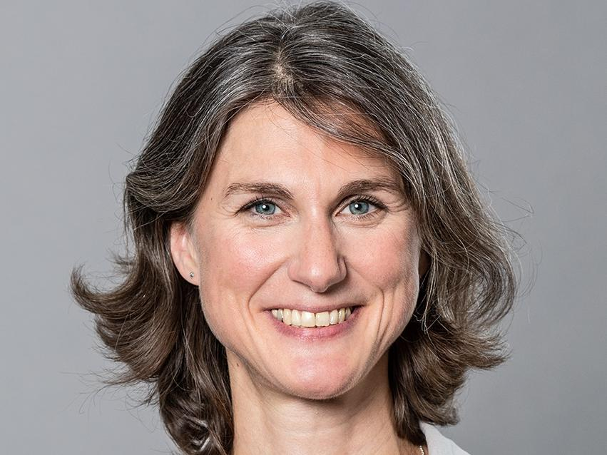 Porträt einer lächelnden Frau mittleren Alters