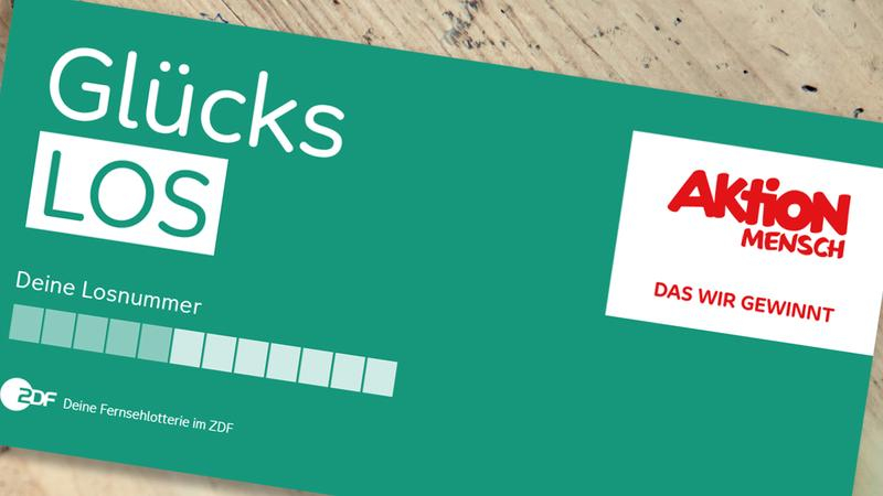 Ein Glücks-Los liegt auf einem Tisch.