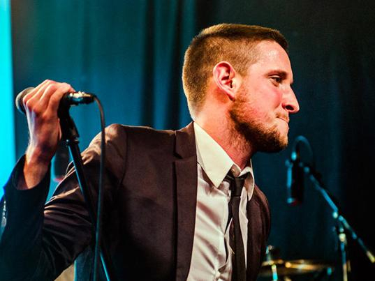 Teesy am Mikro auf der Bühne