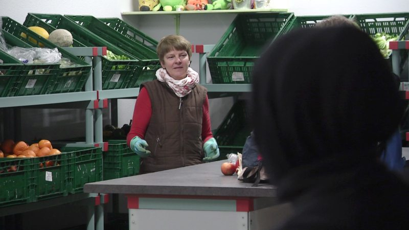 Eine ehrenamtliche Helferin an der Gemüseausgabe des Smoerebroed e.V.