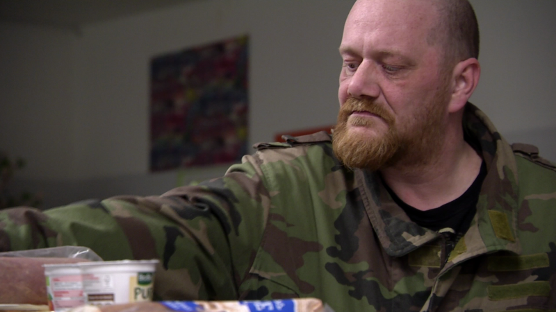 Ein Kunde an der Essensausgabe des Smoerebroed e.V.