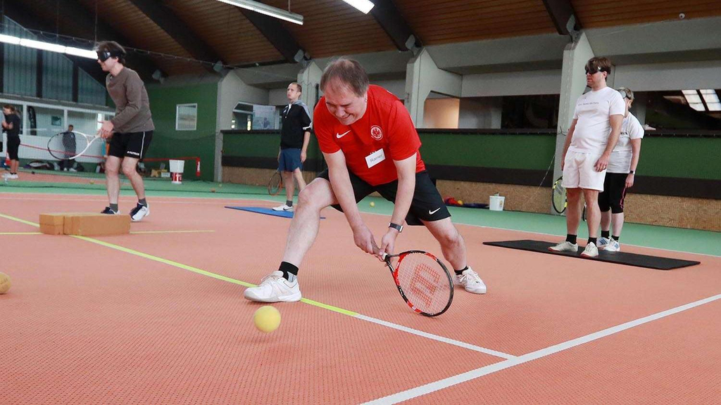 Spieler spielt Blindentennis in der Halle