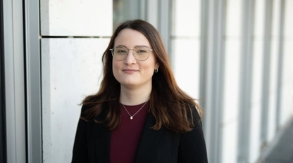 Britta Klasen-Bönsch, eine junge Frau mit langen braunen Haaren und Brille, lächelt in die Kamera.