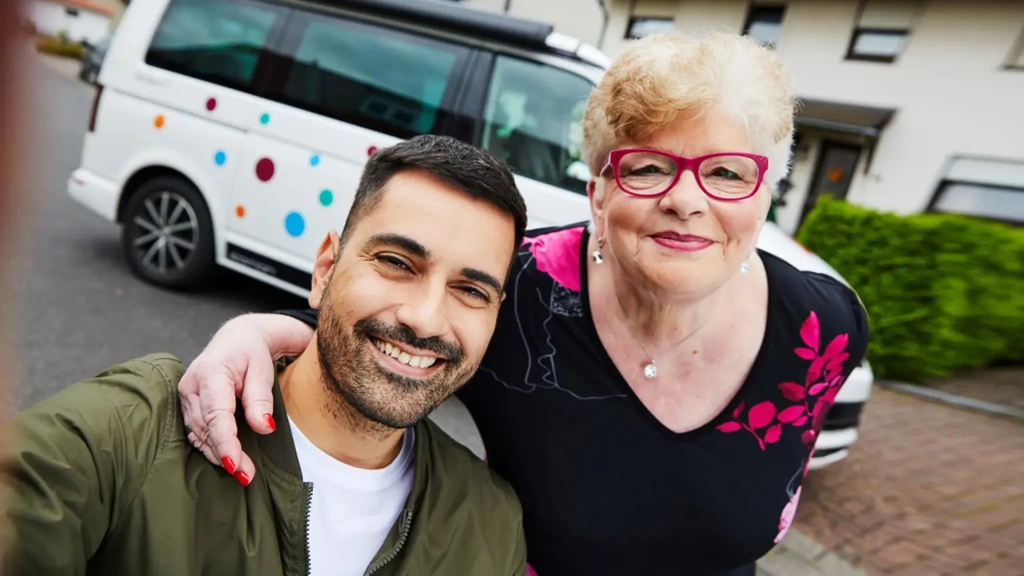 Selfie der Aktion Mensch-Gewinnerin Gaby zusammen mit Tan Caglar.