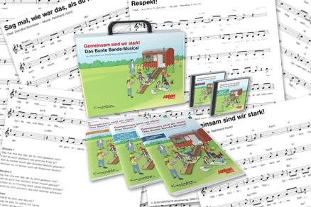 Eine Collage mit Notenblättern im Hintergrund und dem Bunte Bande-Musical-Koffer.