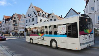 Ein Stadtbus fährt durch Pfaffenhofen