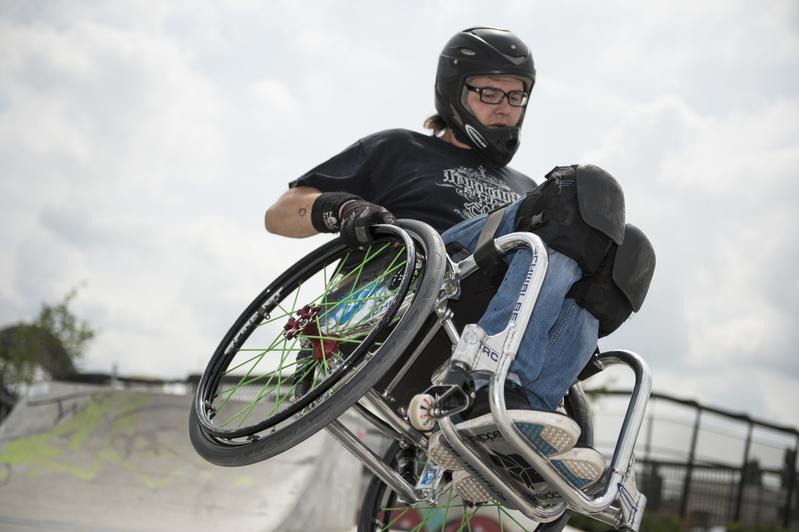 David Lebuser bei einem Kunststück in der Halfpipe