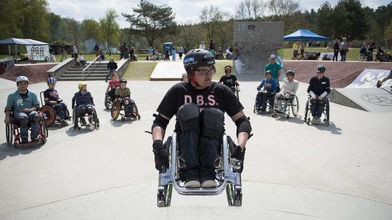 David Lebuser in seinem Rollstuhl in der Halfpipe