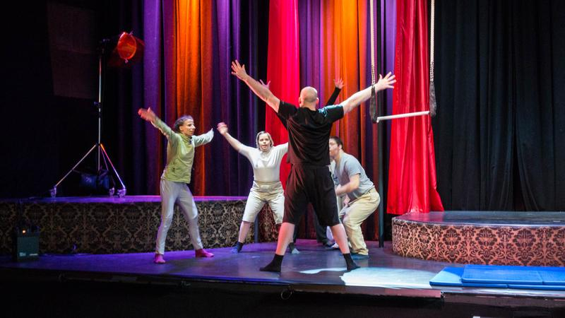 Vier Männer tanzen auf einer Bühne