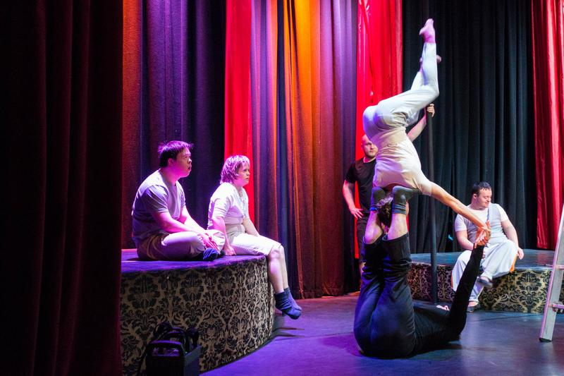 Ein Mann und eine Frau führen ein Kunststück vor