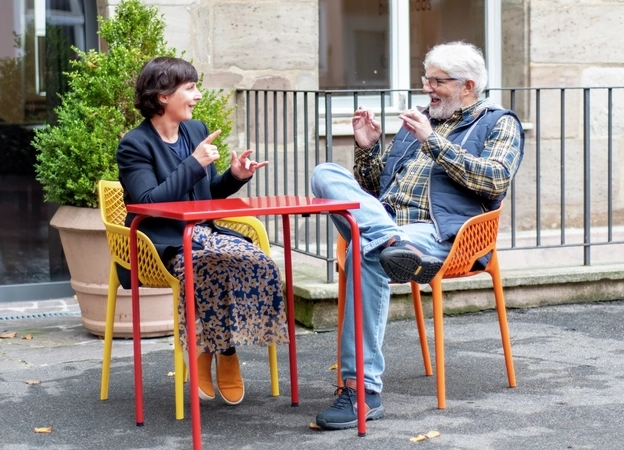 Ein Mann und eine Frau unterhalten sich in Gebärdensprache.