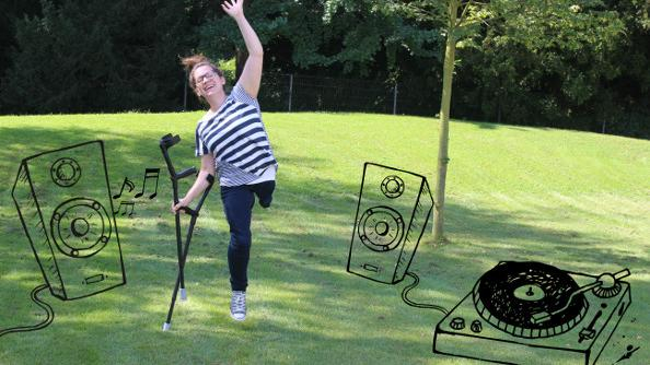 eine junge Frau mit einem Bein tanz ohne Prothese auf einer Wiese