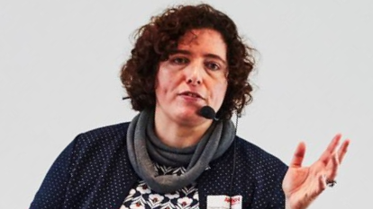 Dagmar Greskamp in einer Vortragssituation.