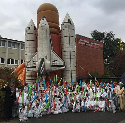 Eine große Gruppe von Kindern von einer Raumschiffattrappe