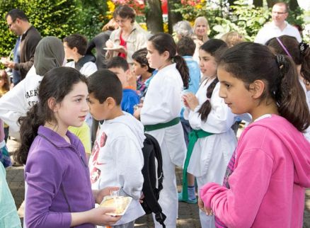 Kinder und Jugendliche auf einem Sommerfest mit und ohne Taekwondoanzug