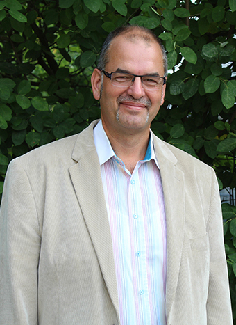 Wolfgang Pütz lächelt in die Kamera.
