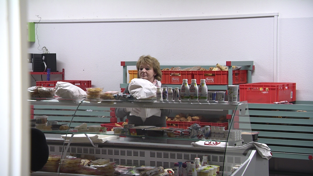 Eine ehrenamtliche Helferin an der Theke der Smoerebroed e.V.