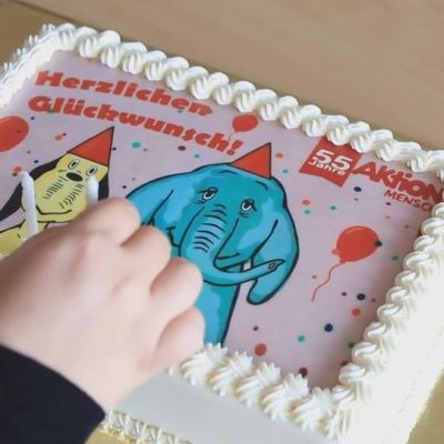 Eine Geburtstagstorte für die Aktion Mensch mit Wum und Wendelin und dem Schriftzug Herzlichen Glückwunsch!