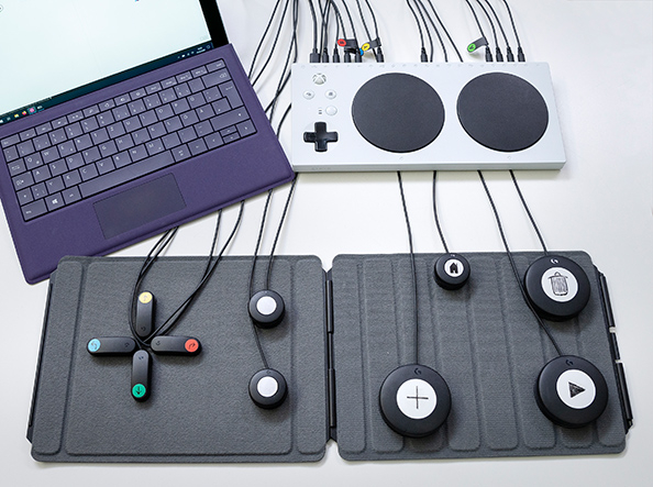 Verschiedene technische Geräte. Unter anderem eine Tastatur und ein Controller.