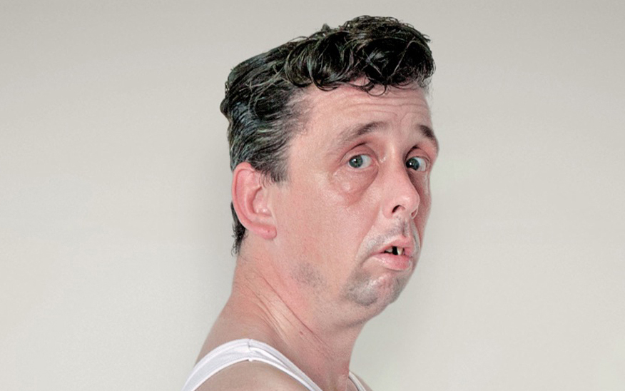 Mann im Unterhemd mit bleicher Haut und unverwechselbarem Aussehen, von der Seite fotografiert