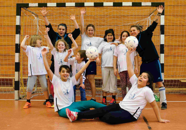 Junge Mädchen jubeln beim Hallenfußball