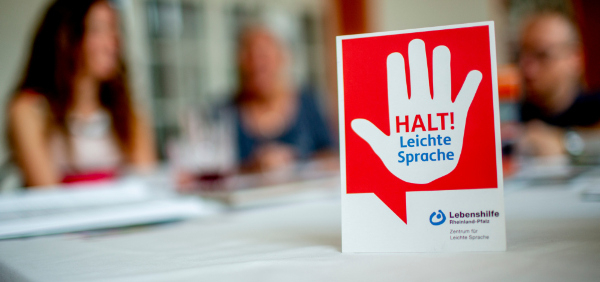 Eine Postkarte mit dem Text "Halt! Leichte Sprache".