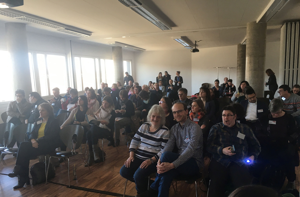 Ein mit Teilnehmern gefüllter Raum