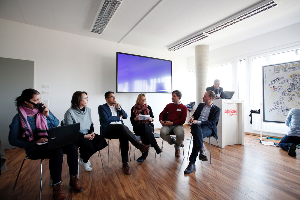 Katja Nellissen im Gespräch mit ao Prof. Dr.-Ing. Sabine Hopp, Alexander Fischer, Michael Vollmann und Prof. Dr. phil. Michael Vilain. Eine Schrifdolmetscherin übersetzt