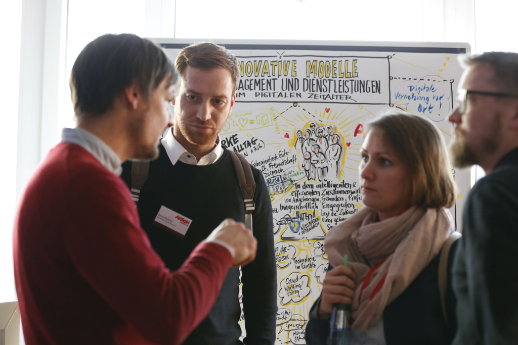 Michael Vollmann im Gespräch mit 3 Teilnehmern der Fachtagung