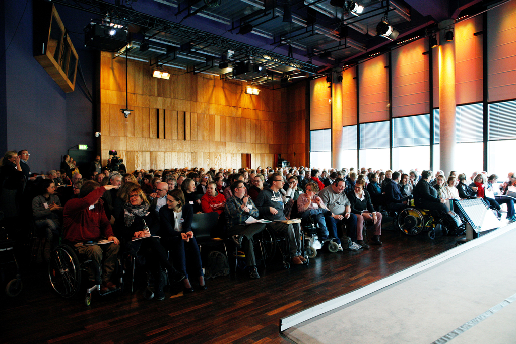 Ein großer Saal gefüllt mit Teilnehmern der Fachtagung