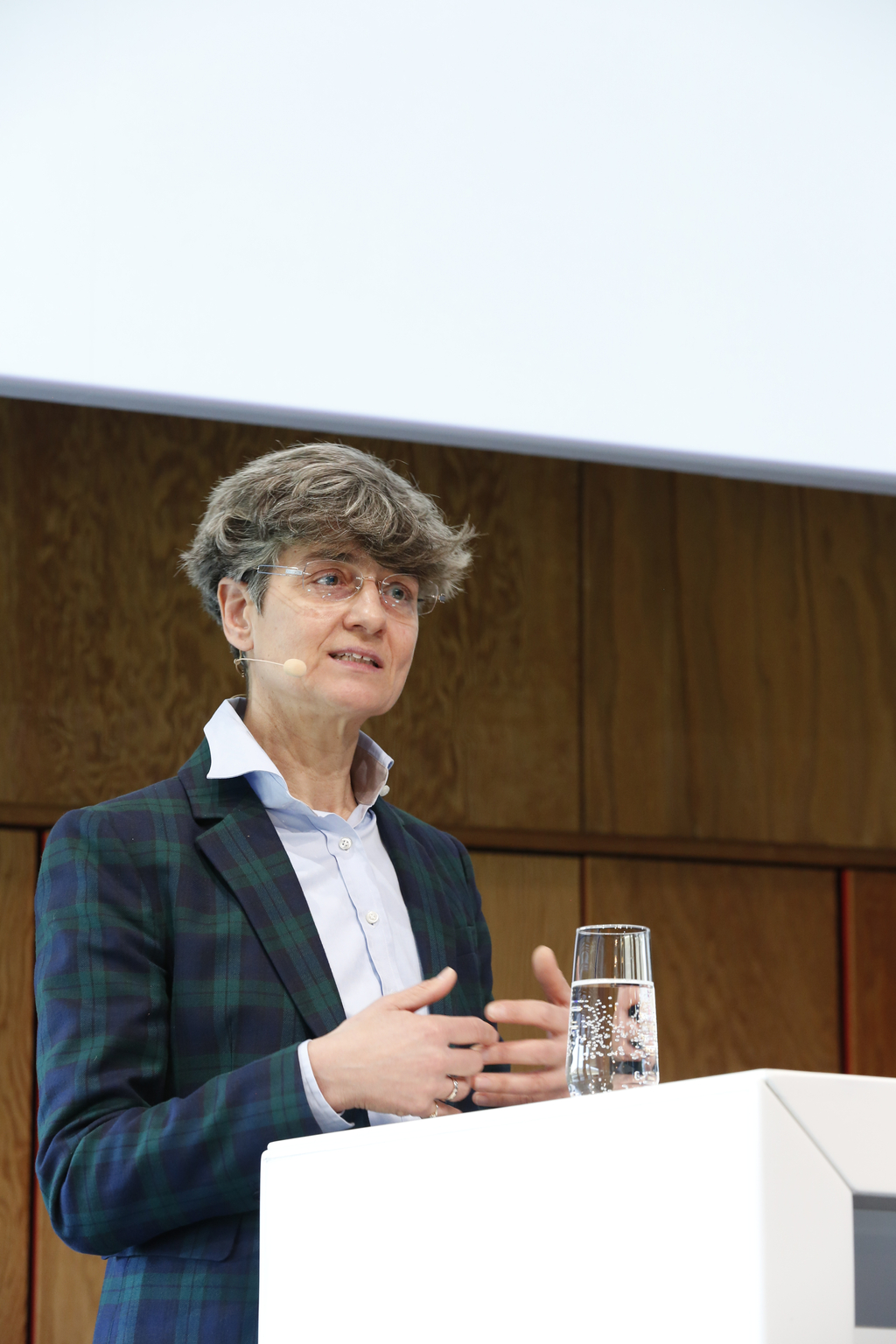 Prof. Dr. Evelyn Schulz in Großaufnahme am Pult auf der Bühne