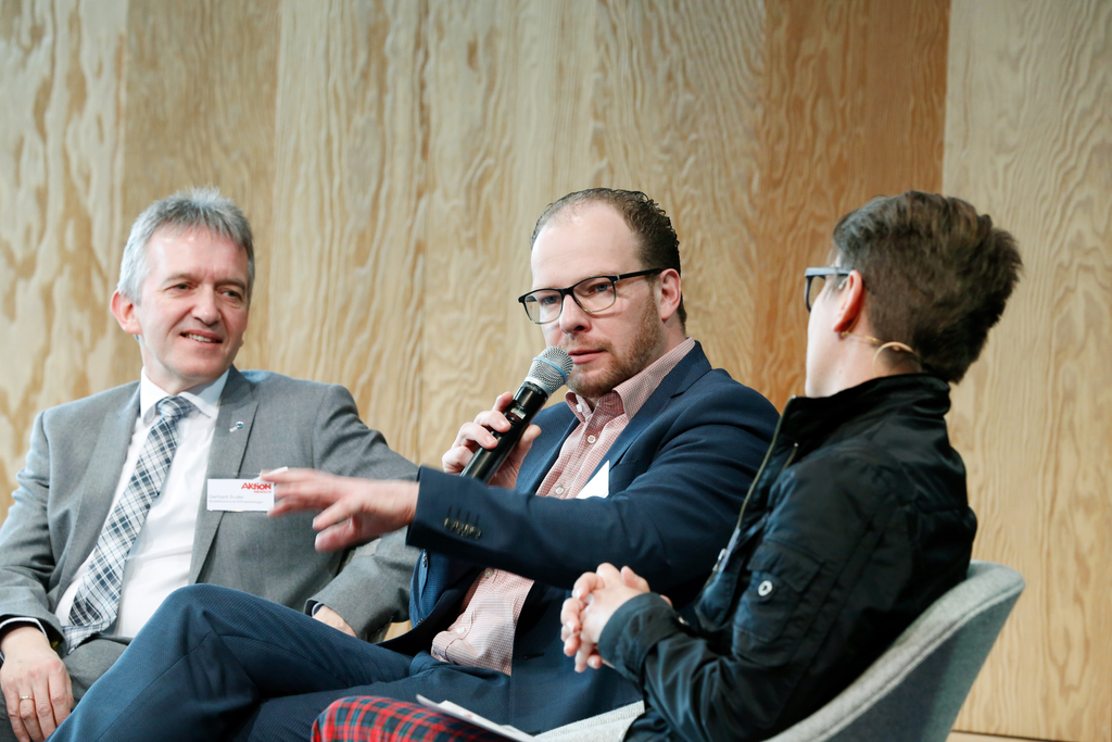 Großaufnahme von Gerhard Suder, Steffen Bockhahn –der spricht – und Christina Marx