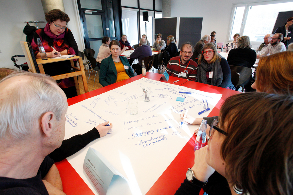 Ein Plakat wird von Teilnehmern entworfen