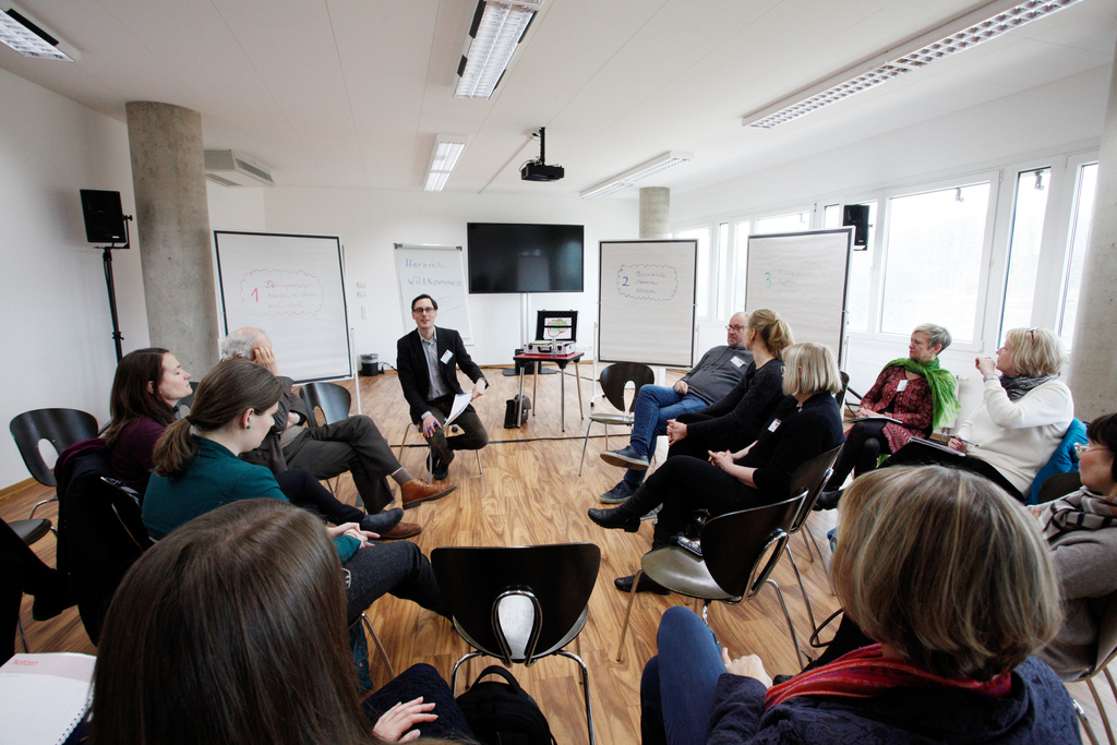 Der Referent Tobias Federwisch in einer Gesprächsrunde mit Teilnehmern