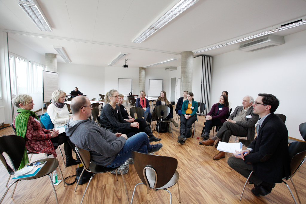 Der Referent Tobias Federwisch in einer Gesprächsrunde mit Teilnehmern