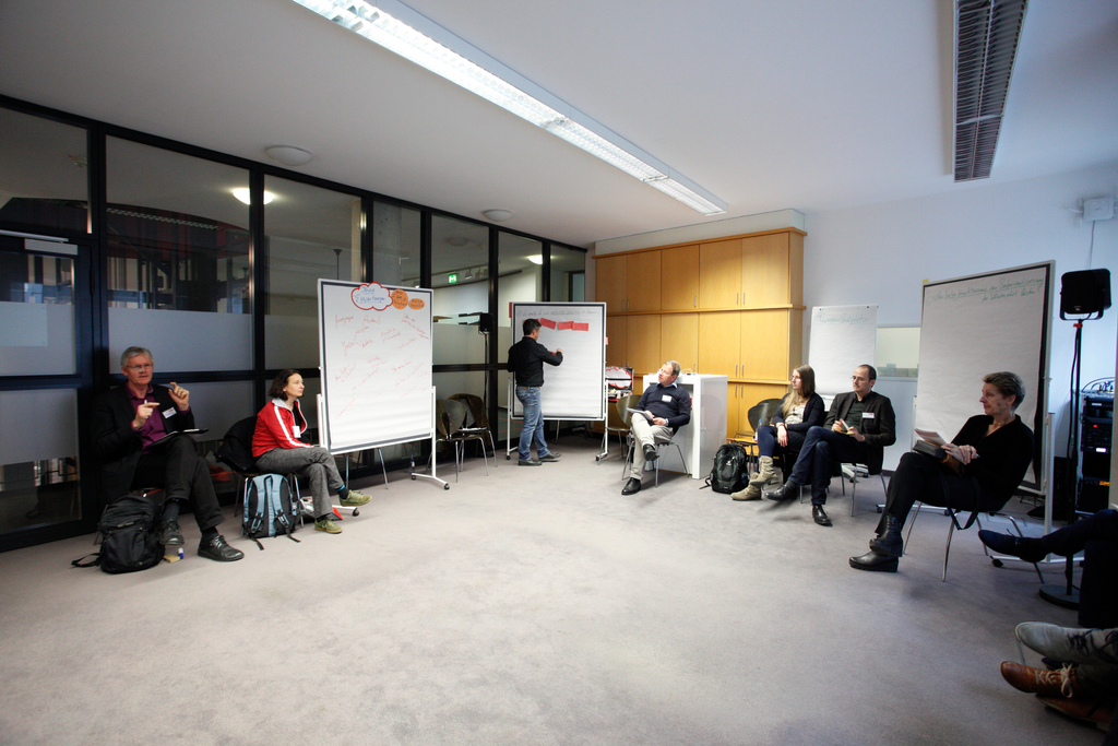 Ein Raum mit Teilnehmern und Flip Charts