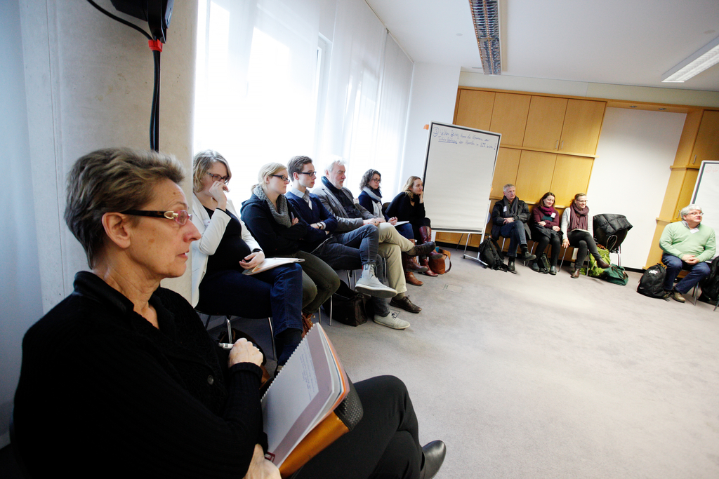 Teilnehmer in einem Stuhlkreis